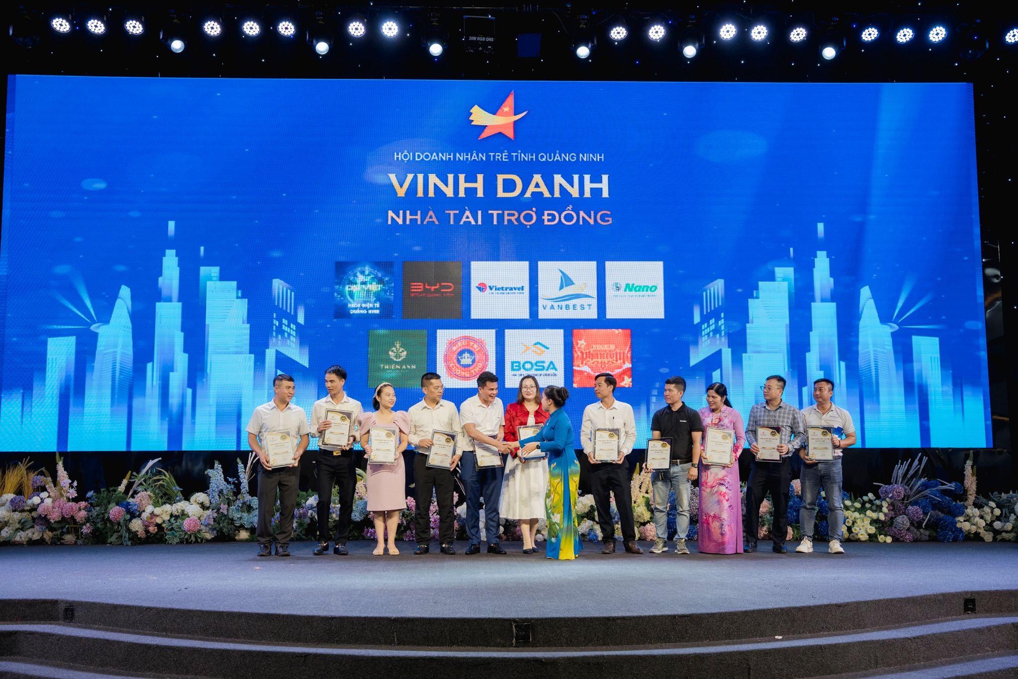 ahalong.vn – Đèn chiếu sáng tiết kiệm và bền bỉ